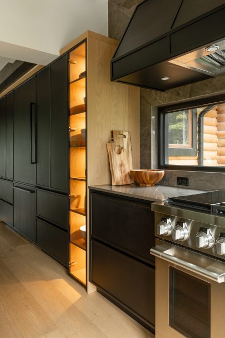 Cuisine avec des armoires noires Ateliers Jacob