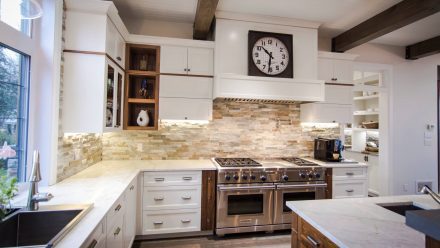 Kitchen with neutral tones, integrated drawers and open shelves to display your favorites.