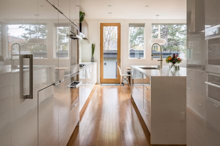 Furnished kitchen with central island for friendly moments.