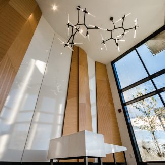 Chic entrance of a dream house with a refined mix of modern and traditional styles.