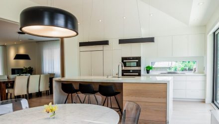 Table et îlot de cuisine moderne