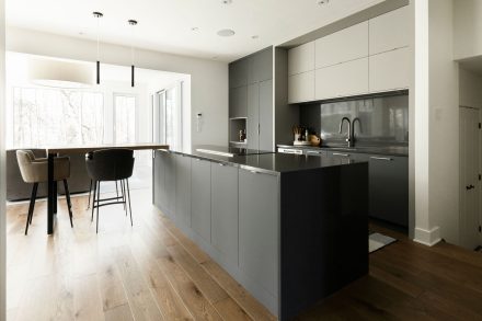 Cuisine blanche et grise moderne.