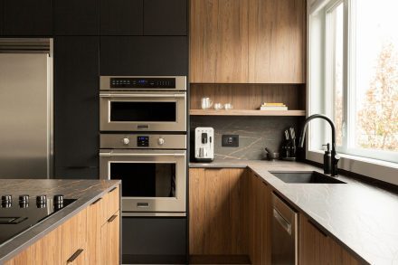 Cuisine moderne avec armoires de rangement dans une pièce spacieuse.