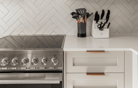 Kitchen with central island and high-quality appliances - Ateliers Jacob