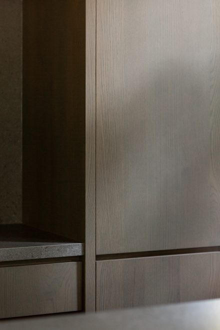 Détail d’une cuisine moderne, de ses armoires EP et comptoir haut de gamme, conçus par Ateliers Jacob