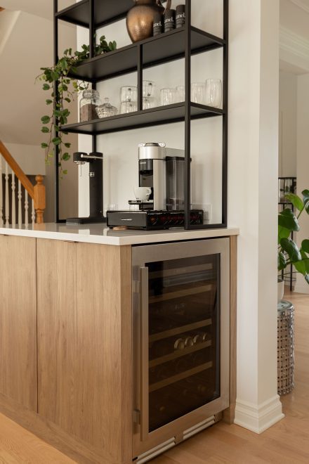Coin barista sur mesure en bois avec un mini réfrigérateur intégré
