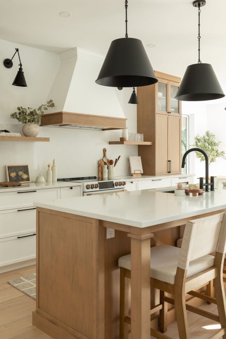 Cuisine Farmhouse, conçue par Ateliers Jacob, se distingue par une hotte blanche à l’inspiration française et une palette de couleurs douces. Le quartz Lynx de Sibérie, qui recouvre le comptoir et le dosseret, diffuse une lumière subtile qui renforce l’atmosphère chaleureuse et accueillante de l’espace.