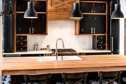 Cuisine Ateliers Jacob en bois naturel et noir avec un îlot central