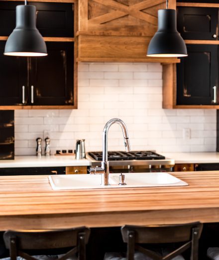 Cuisine sur mesure Ateliers Jacob en bois naturel et noir avec un îlot central