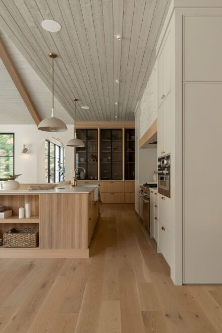 Dans cette cuisine Ateliers Jacob, la chaleur naturelle du chêne dialogue avec la laque pour un résultat à la fois moderne et intemporel. Projet : Ateliers Jacob