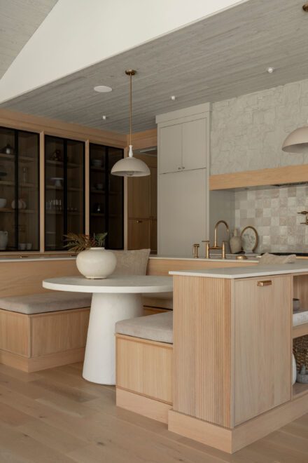 Dans cette cuisine Ateliers Jacob, la chaleur naturelle du chêne dialogue avec la laque pour un résultat à la fois moderne et intemporel. Projet : Ateliers Jacob