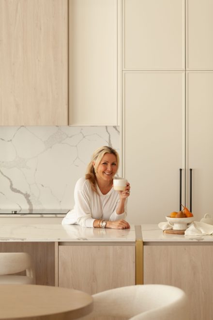 Véronique Cloutier dans sa cuisine conçue par Ateliers Jacob