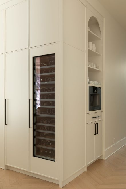 Détail des armoires de la cuisine de Véronique Cloutier conçue par Ateliers Jacob