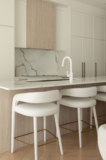 Cuisine contemporaine signée Ateliers Jacob pour Véronique Cloutier, où une hotte sur mesure en laminé européen devient la pièce maîtresse d’un décor sobre et lumineux.