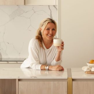 Véronique Cloutier dans sa cuisine sur mesure par Ateliers Jacob