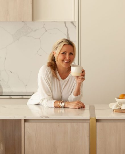 Véronique Cloutier dans sa cuisine sur mesure par Ateliers Jacob