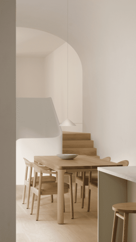 Caractérisée par son dossier galbé évoquant les dunes de sable balayées par le vent communes aux régions maritimes du Canada, la chaise Dune avec accoudoirs peut être utilisée en bout de table ou en tant qu'ensemble complet autour de la table.