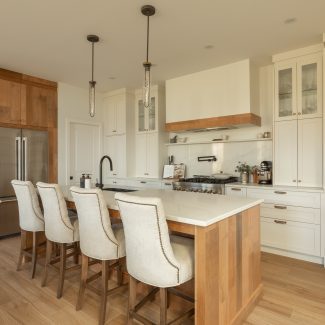 Cuisine Farmhouse conçue par Ateliers Jacob, avec un comptoir en chêne blanc et des armoires blanches