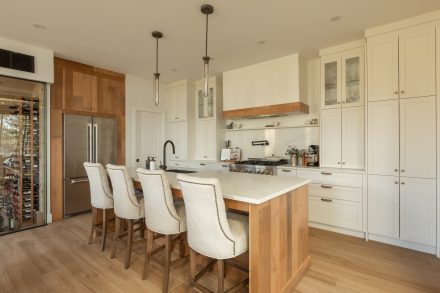 Cuisine Farmhouse conçue par Ateliers Jacob, avec un comptoir en chêne blanc et des armoires blanches