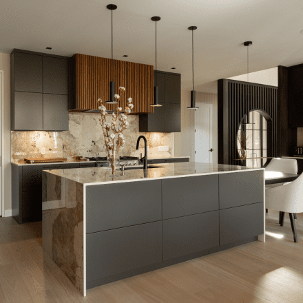 Cuisine conçue par Ateliers Jacob, avec un îlot central en marbre, des armoires aux tons foncés, un dosseret texturé, et un éclairage suspendu qui met en valeur l’esthétique raffinée et la fonctionnalité de l’espace.