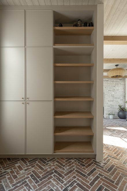 Ce vestibule, imaginé par Ateliers Jacob, agit comme une zone tampon, préservant la chaleur intérieure tout en filtrant le froid venu de l’extérieur.