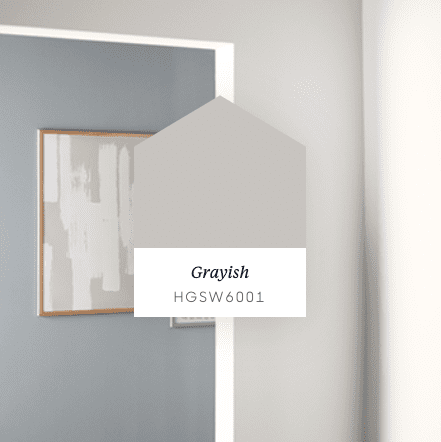 Un nuancier de la teinte Grayish (HGSW6001) de Sherwin-Williams, un gris subtil et apaisant, utilisé dans un intérieur moderne aux influences minimalistes scandinaves.