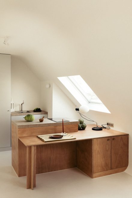 Un îlot en bois clair prolonge l’espace de la cuisine en une table conviviale et épurée. La simplicité chaleureuse du lieu est ainsi mise en évidence