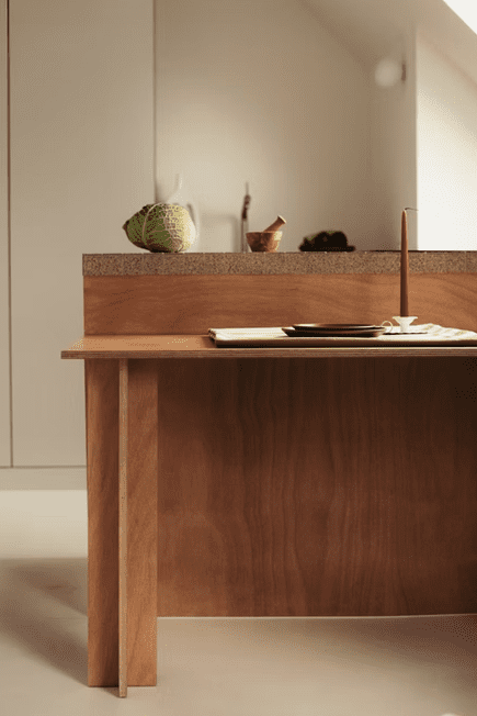 Cette cuisine est soigneusement optimisée, chaque recoin étant méticuleusement pensé. Bois chaleureux, lumière naturelle et design sur mesure s’unissent dans un parfait équilibre. Photo : Oracle Paris