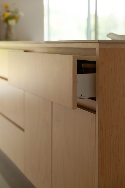 Conçues en érable par les ébénistes d’Ateliers Jacob, ces armoires minimalistes allient élégance et précision.