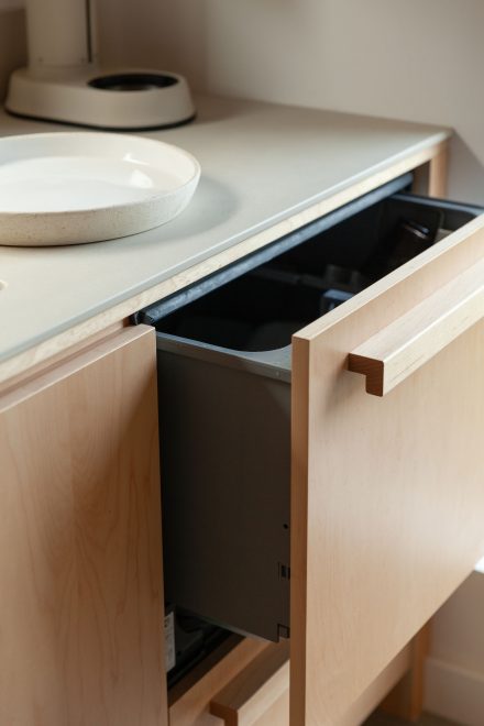 Derrière cette façade en érable, un lave-vaisselle intégré se fond dans l’ensemble avec discrétion.