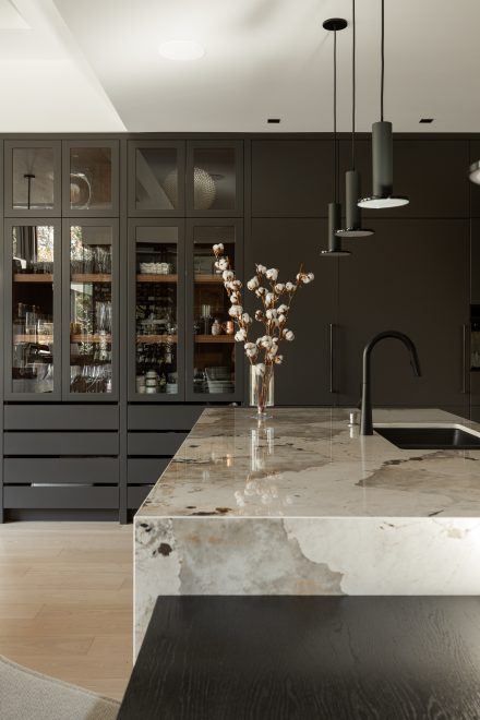 Ateliers Jacob présente une porte-slab en laque de couleur « charcoal » chaud et opaque, avec des lignes épurées. En contraste, l’îlot en Dekton Khalo apporte de la texture et de la profondeur. Photo : Ateliers Jacob