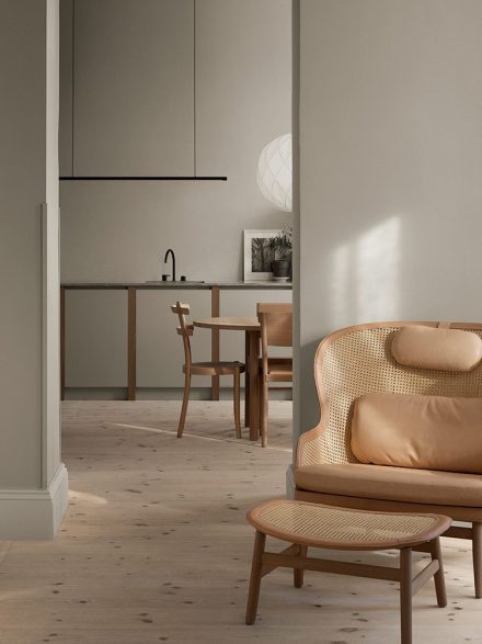 Pensée comme une pièce de mobilier à part entière, cette cuisine signée Nordiska Kök en collaboration avec Gärsnäs et la décoratrice Lotta Agaton brouille les frontières entre utilité et esthétisme. Elle allie lignes épurées, rangements discrets et surfaces généreuses dans une palette subtilement atténuée. Chaque détail a été soigneusement réfléchi pour offrir un espace à la fois fonctionnel et profondément élégant.