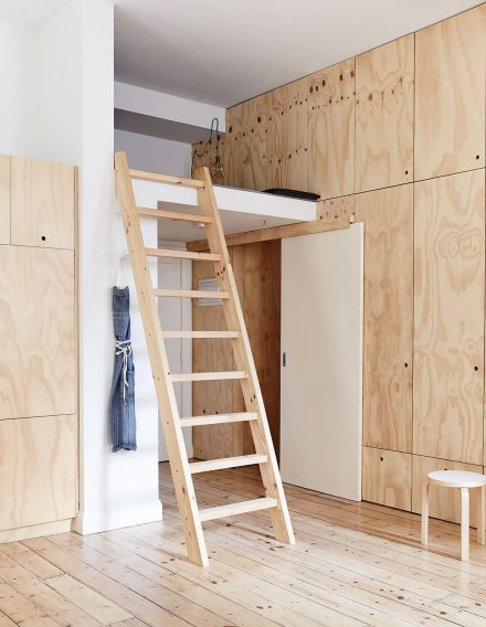 Pour Clare Cousins, optimiser un intérieur passe par des solutions ingénieuses et une simplicité assumée. Un regard inspirant sur l’art de vivre en petit, présenté dans The Kinfolk Home.