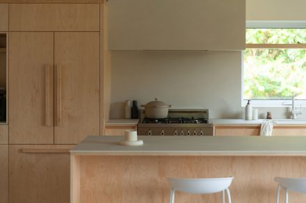 Cuisine sur mesure d'Ateliers Jacob, inspirée du mode de vie du surf. Un espace lumineux et apaisant où la douceur des matériaux rencontre la simplicité naturelle.