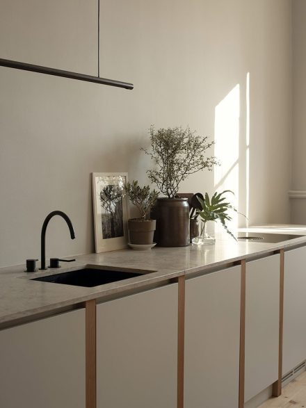 Pensée comme une pièce de mobilier à part entière, cette cuisine signée Nordiska Kök en collaboration avec Gärsnäs et la décoratrice Lotta Agaton brouille les frontières entre utilité et esthétisme. Elle allie lignes épurées, rangements discrets et surfaces généreuses dans une palette subtilement atténuée. Chaque détail a été soigneusement réfléchi pour offrir un espace à la fois fonctionnel et profondément élégant.