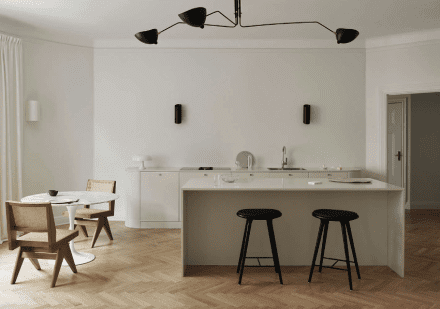 Les planchers en chevron insufflent une chaleur discrète à l’esthétique minimaliste de cette cuisine Nordiska Kök