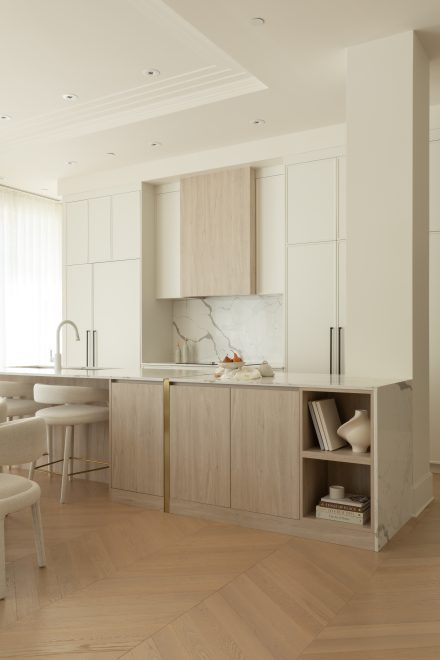 Cuisine de Véronique Cloutier avec électroménagers intégrés et hotte dissimulée derrière des armoires sur mesure signées Ateliers Jacob.