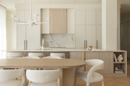 Cuisine de Véronique Cloutier avec électroménagers intégrés et hotte dissimulée derrière des armoires sur mesure signées Ateliers Jacob.