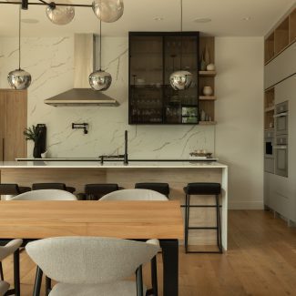 cuisine contemporaine avec un îlot central conçu sur mesure par Ateliers Jacob