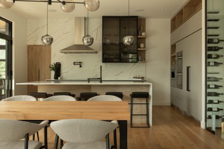 cuisine contemporaine avec un îlot central conçu sur mesure par Ateliers Jacob