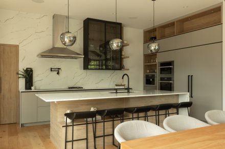 cuisine contemporaine avec un îlot central conçu sur mesure par Ateliers Jacob