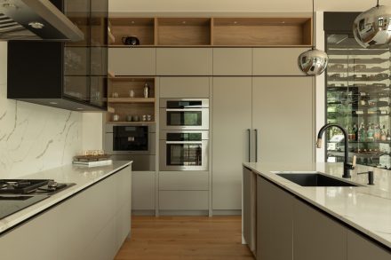 cuisine contemporaine avec un mur de rangement conçu sur mesure par Ateliers Jacob