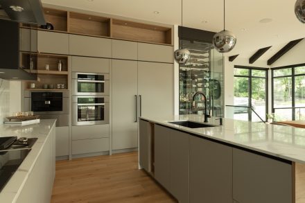 cuisine contemporaine avec un mur de rangement conçu sur mesure par Ateliers Jacob