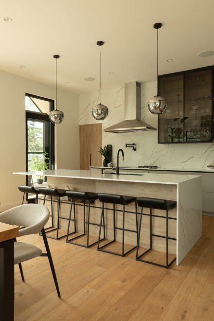 cuisine contemporaine avec un îlot central conçu sur mesure par Ateliers Jacob