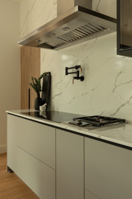 cuisine contemporaine avec un îlot central conçu sur mesure par Ateliers Jacob