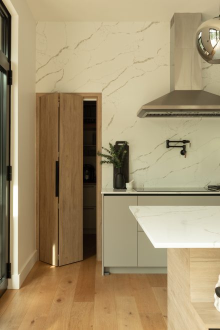 cuisine contemporaine avec un îlot central conçu sur mesure par Ateliers Jacob