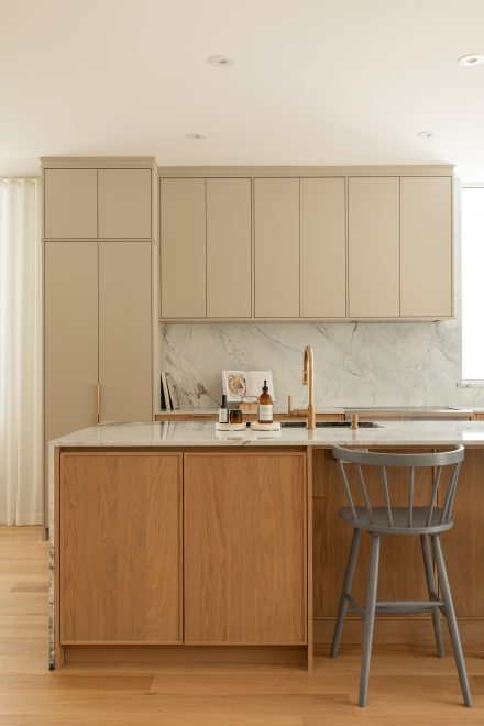 Pensée comme une continuité naturelle du mobilier, la hotte intégrée signe une cuisine où chaque détail conjugue esthétisme et exigence fonctionnelle.