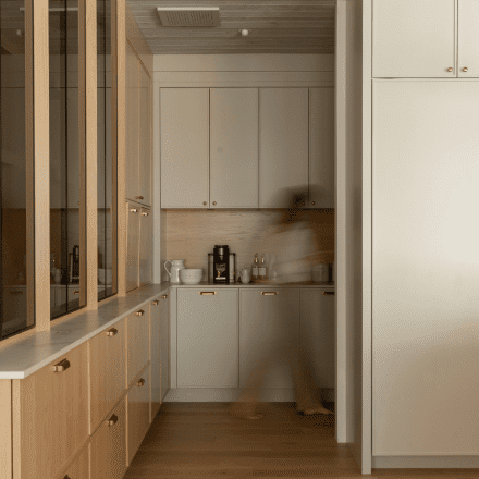 Le Butler’s pantry imaginé par Ateliers Jacob offre un espace supplémentaire pour la préparation et le rangement, affirmant l’art de vivre dans un lieu aussi raffiné que pratique.