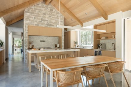 Cuisine avec hotte dissimulée, meuble mural sur mesure intégrant un coin barista et un cellier encastré, conception Ateliers Jacob.