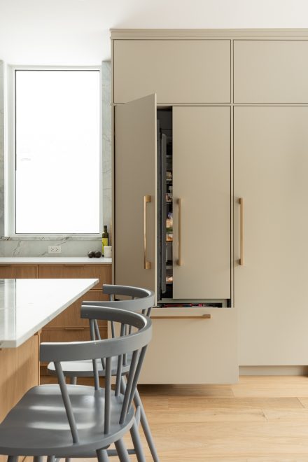 réfrigérateur-congélateur s'efface derrière les armoires Évoquente en polymère d’Ateliers Jacob